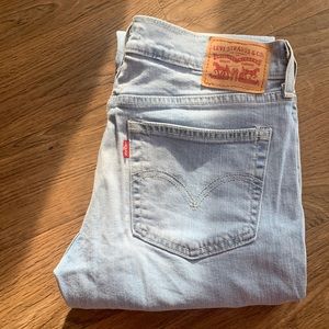 Light wash size 27 Levi’s boyfriend cut jeans